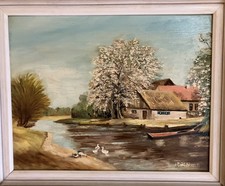 alter Gutshof mit Baumblüte